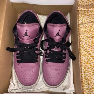 Jordan 1 Low SE women